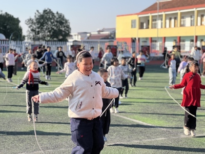 “绳”采飞扬，跃动童年